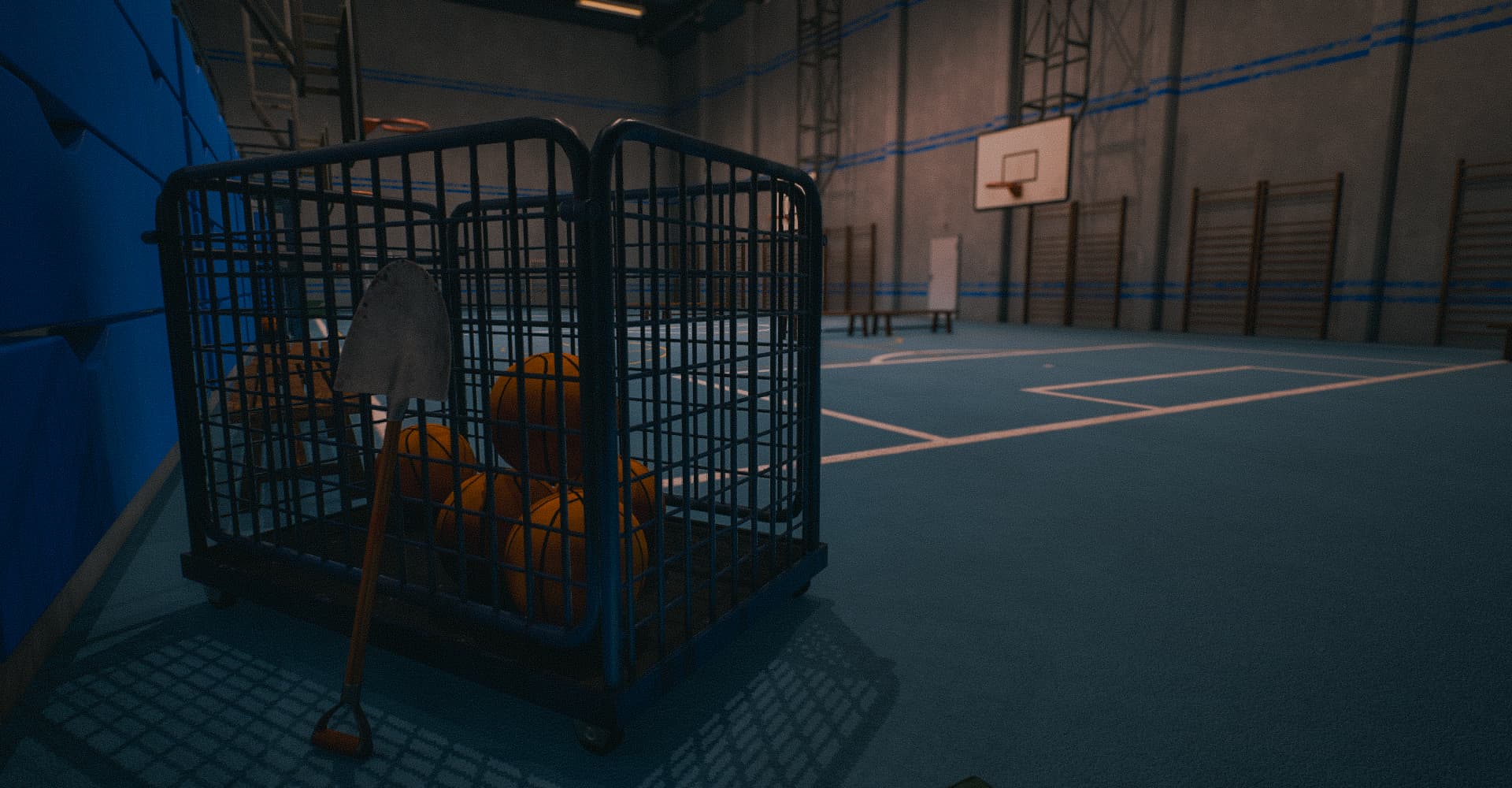 Gimnasio de la prisión en el juego, con una jaula llena de balones de baloncesto